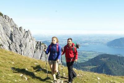 Ein Paar wandert an einem schönen Tag den Berg hinauf