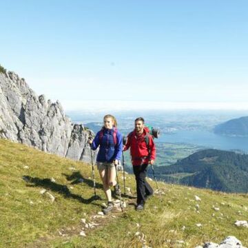 Ein Paar wandert an einem schönen Tag den Berg hinauf